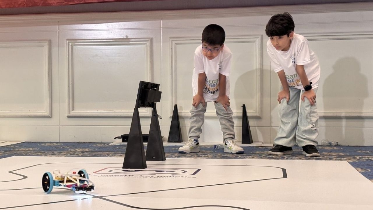 Mersinli öğrenciler robotik yarışmasında Türkiye derecesi yaptı