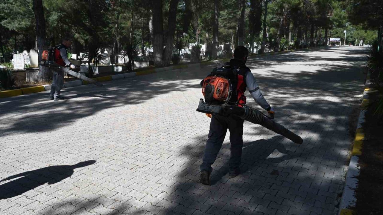 Mezarlıklar bayram ziyaretine hazır hale getirildi