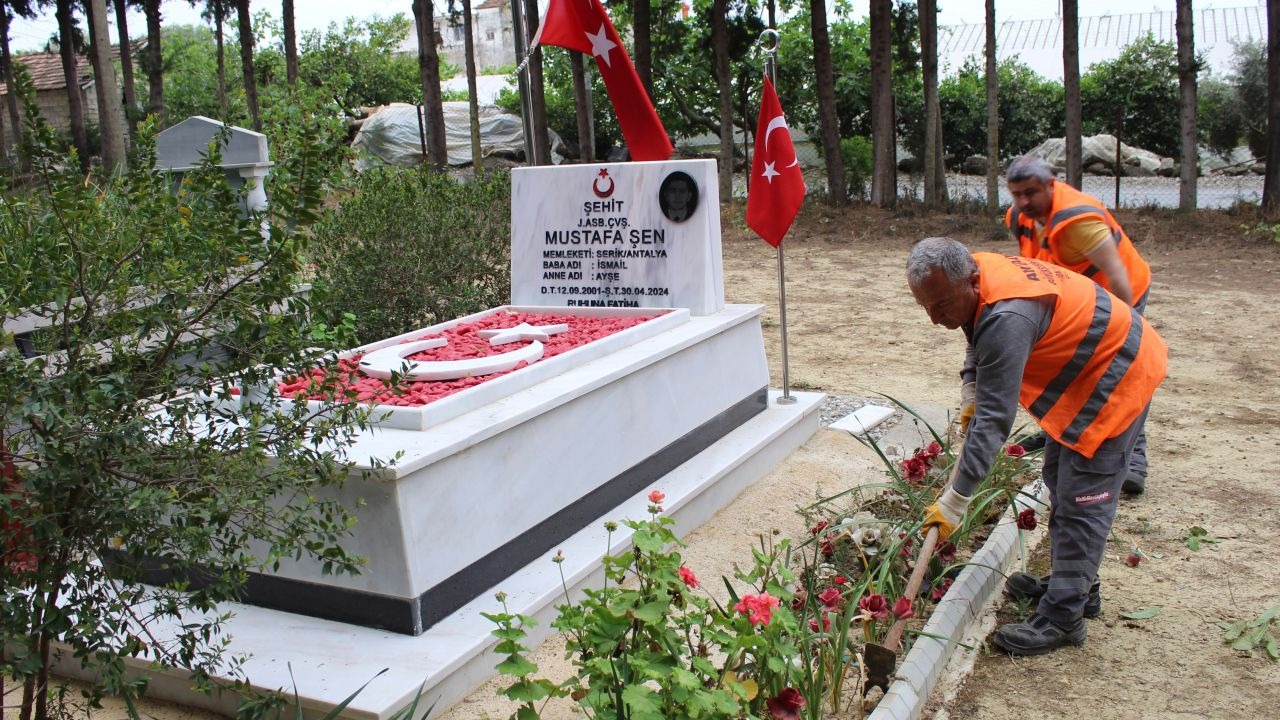 Mezarlıklarda bayram hazırlığı