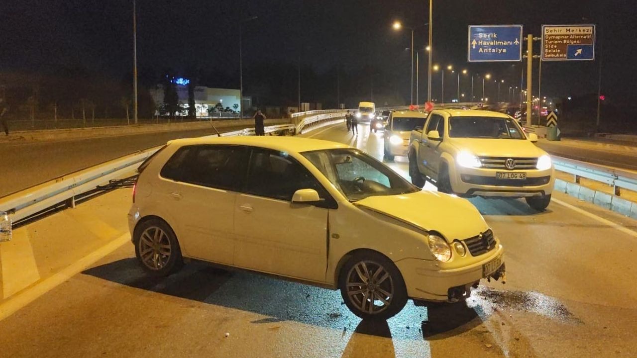 Otomobil bariyere çarptı: 2 yaralı