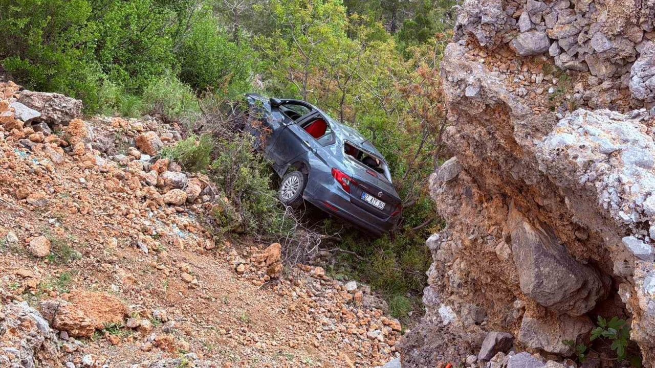 Otomobil şarampole yuvarlandı:3’ü çocuk 5 kişi yaralandı