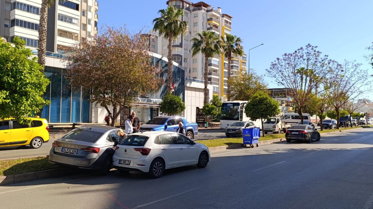 Rüzgarın sürüklediği konteyner zincirleme kazaya neden oldu!