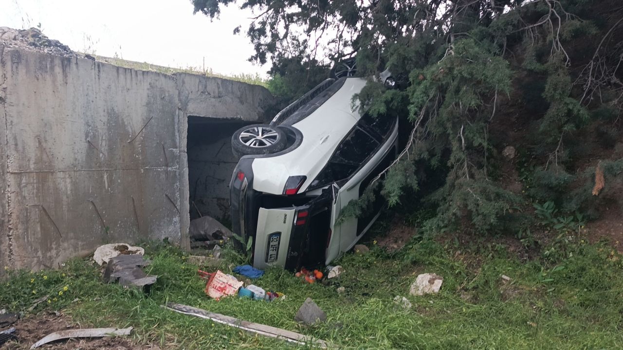 Şarampole devrilen otomobilde 4 kişi yaralandı