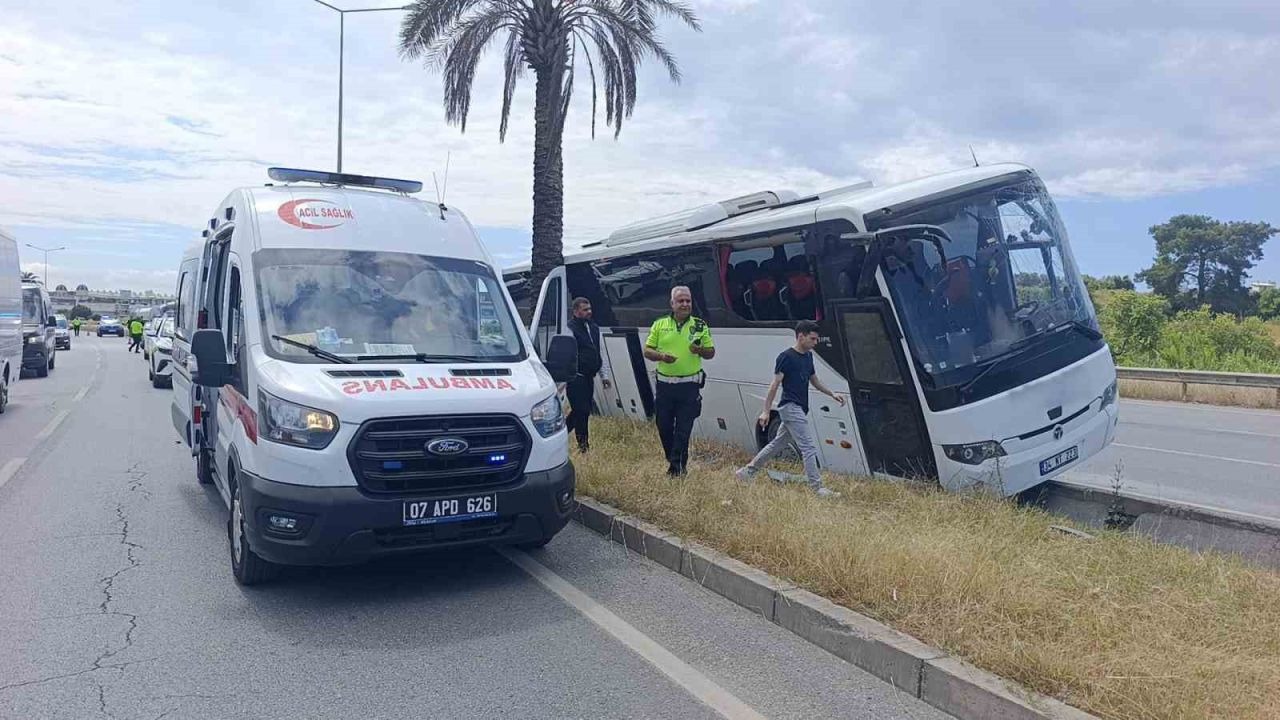 Şehirlerarası yolcu otobüsü Çevreyolu’nda refüje çıktı: 1 yaralı