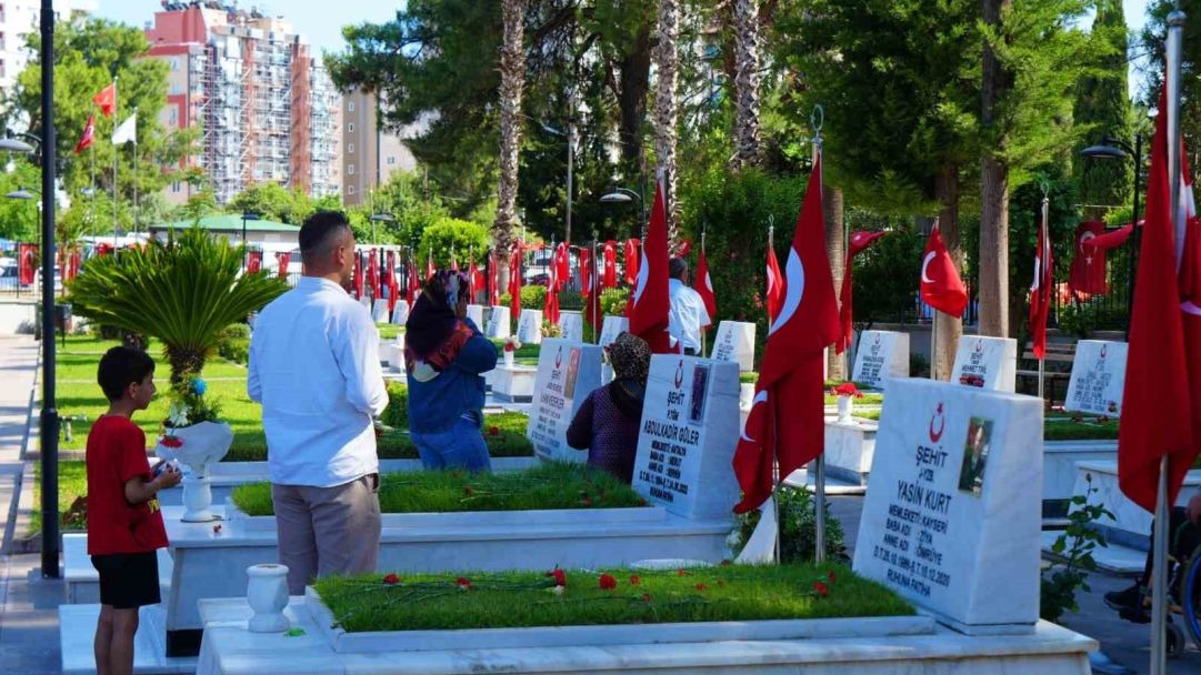 Şehit babası evladının kabri başında: "30 sene geçti ama kolay geçmedi"