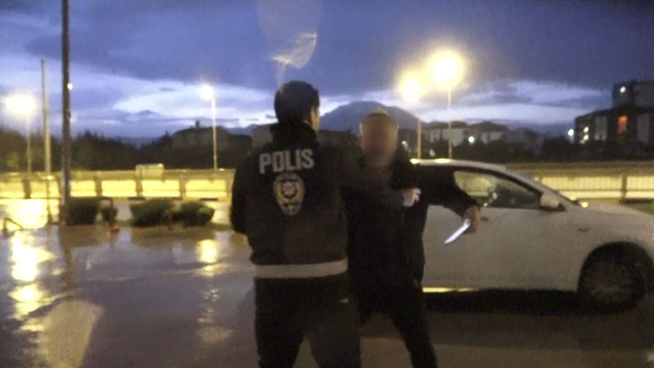 Sürücü alkollü çıktı, yolcu gazetecilere saldırdı