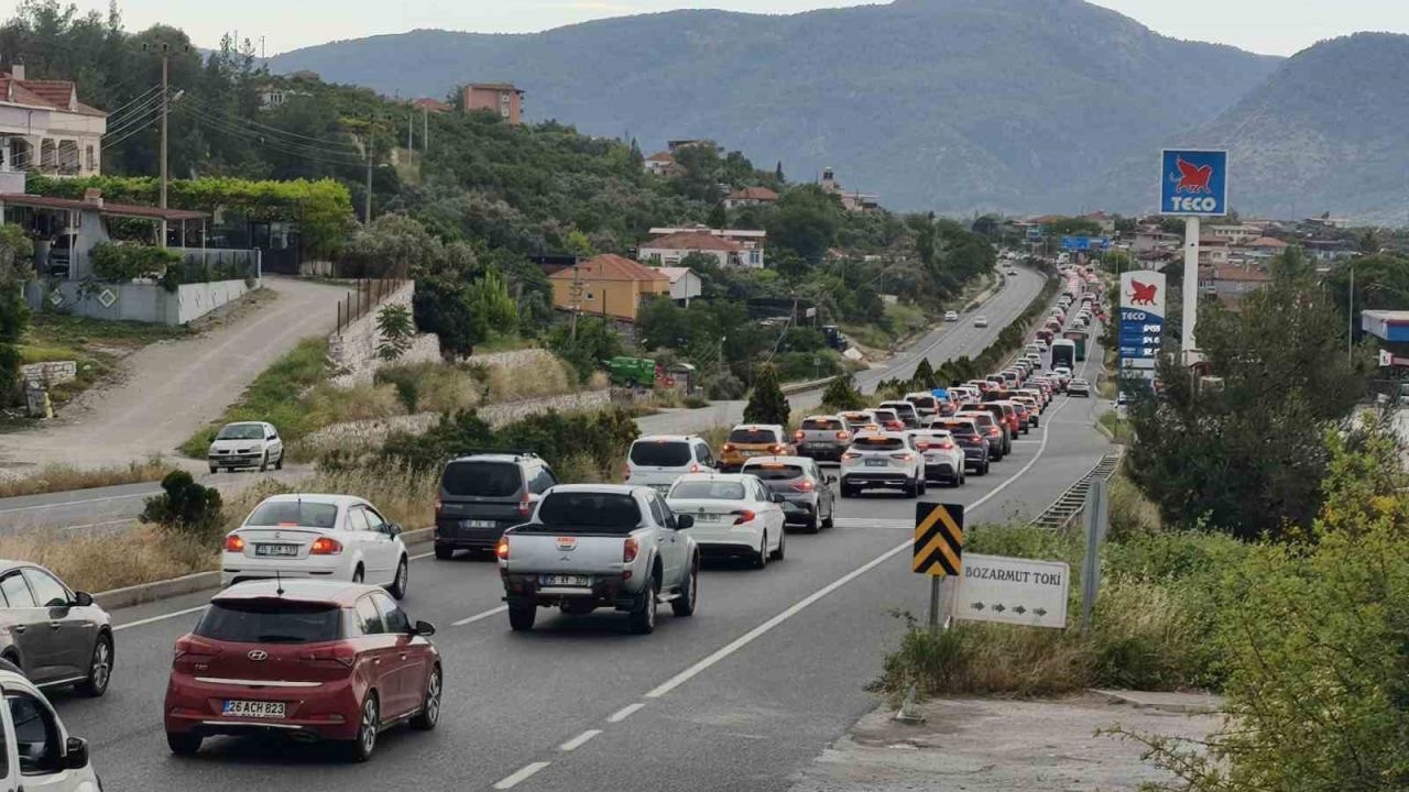 Tatilciler Muğla’ya akın etti: Araç kuyruğu 22 kilometreye ulaştı