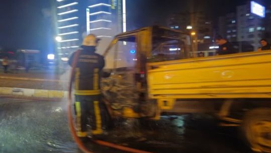 Tehlikeye aldırış etmeden yanan aracı kayda aldı