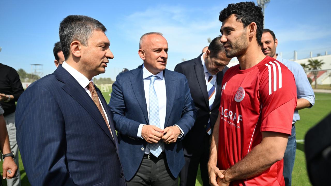 Vali Şahin’den Antalyaspor’a kritik destek: “Şehir takımın yanında”