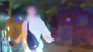 Yere attığı uyuşturucu polisin yaka kamerasına takıldı