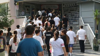Öğrenciler LGS'de terledi, aileleri piknik havasında çocuklarını bekledi