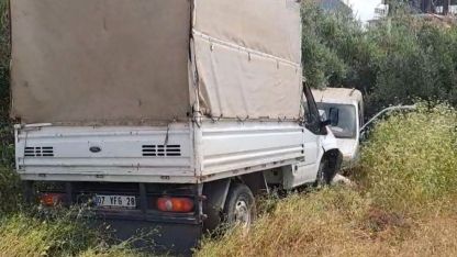 Çarpışan 2 araç bahçeye uçtu