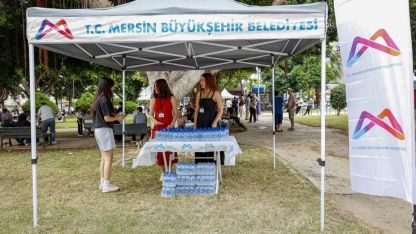 Mersin Büyükşehir Belediyesinden LGS günü su ikramı
