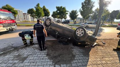 Otomobil ağaca çarpıp ters döndü