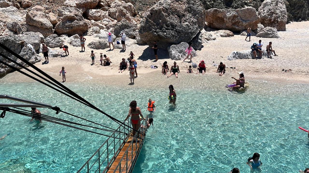 Adrasan'da düzenlenen tekne turlarıyla turistlere Suluada ve koyları tanıtılıyor