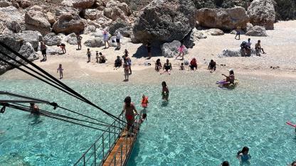 Adrasan'da düzenlenen tekne turlarıyla turistlere Suluada ve koyları tanıtılıyor