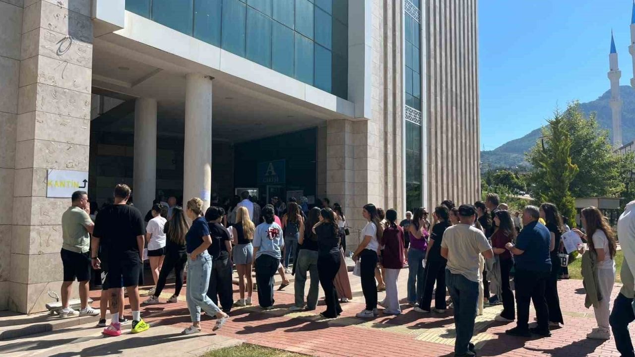 Alanya’da 5 bin 994 öğrenci AYT heyecanı yaşıyor