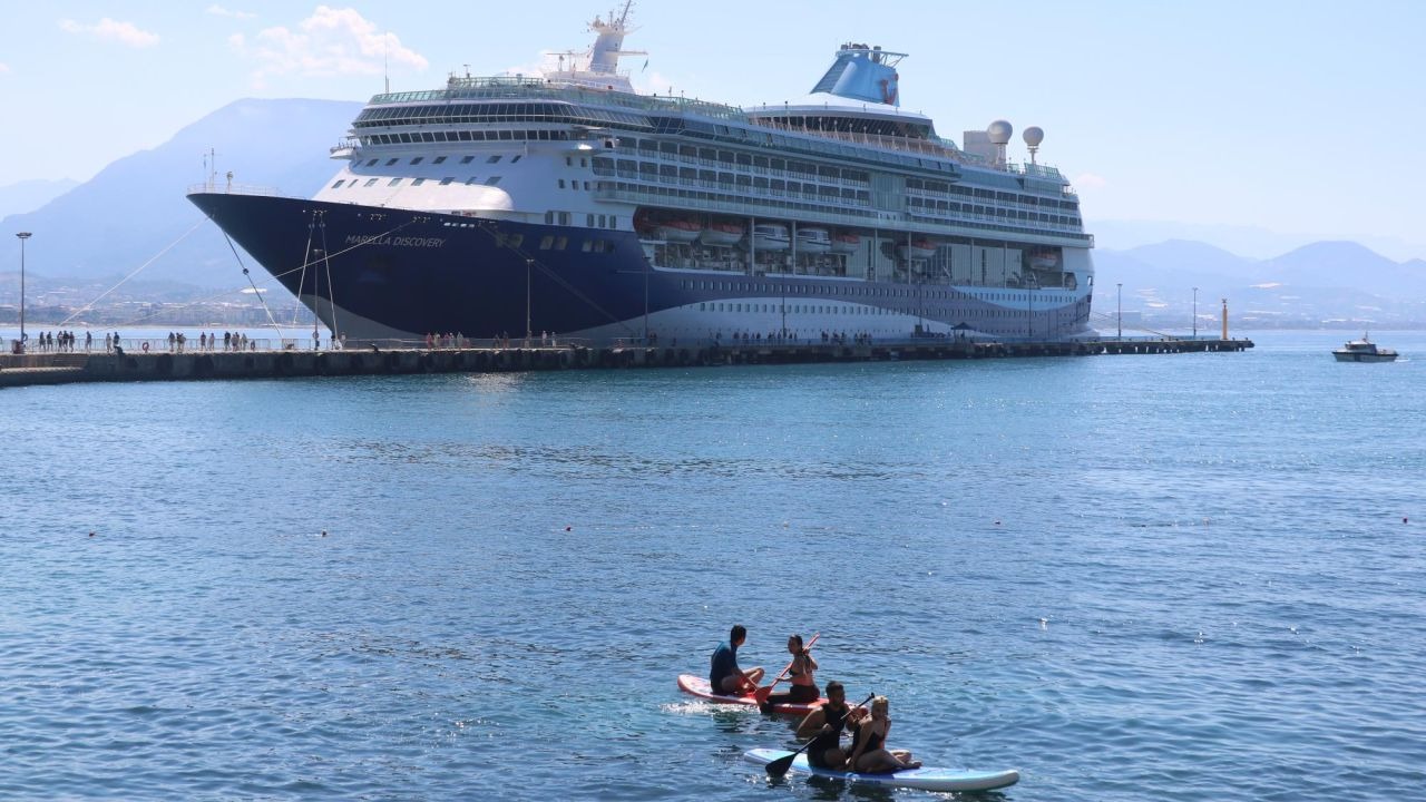 Alanya'ya kruvaziyerle İngiliz turistler geldi