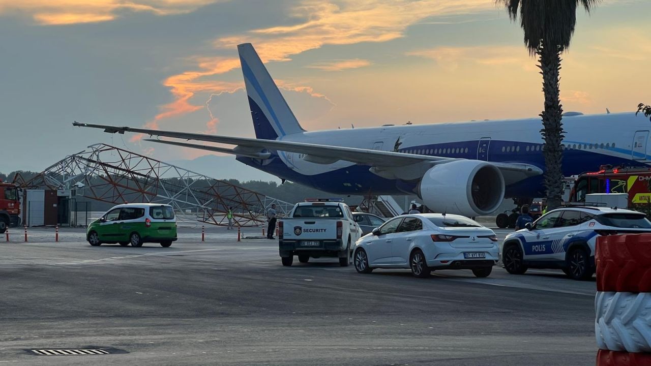 Antalya Havalimanında uçak kaza yaptı