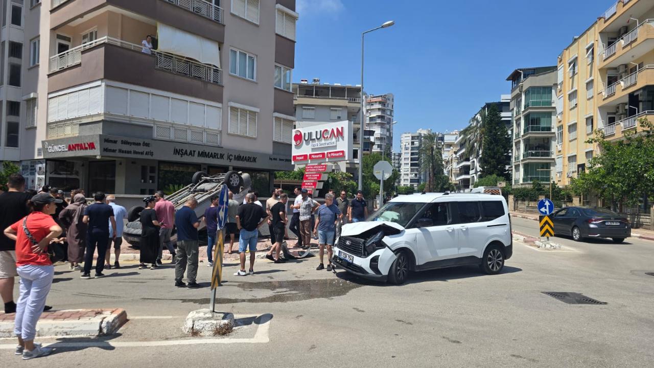 Antalya Lara'da kontrolsüz kavşakta kaza meydana geldi!