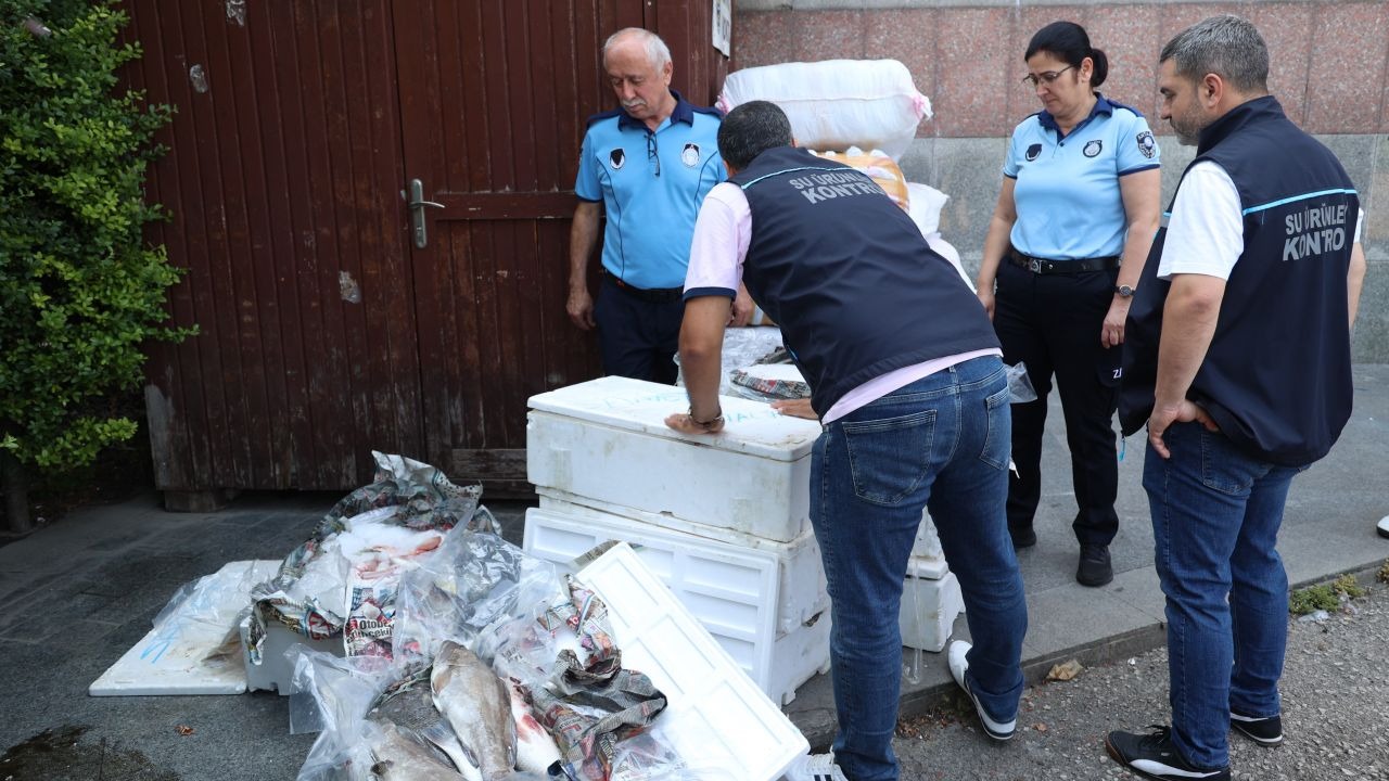 Antalya Otogarı'nda uygunsuz koşullarda taşınan balıklara el konuldu