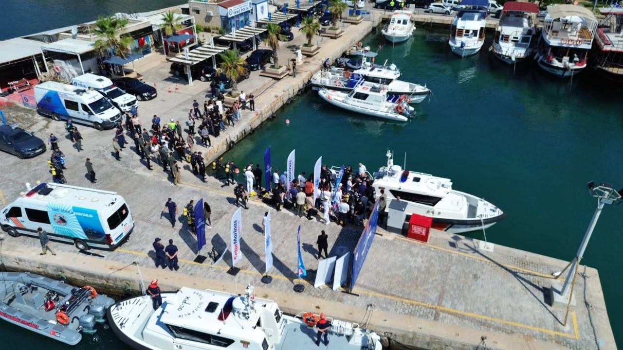 Antalya Valisi Şahin, denize el attı