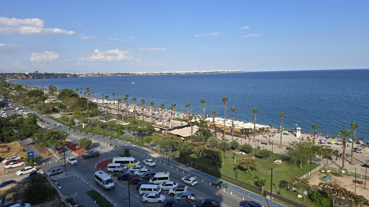 Antalya’da Konyaaltı Sahili doldu taştı! Tatilciler akın etti