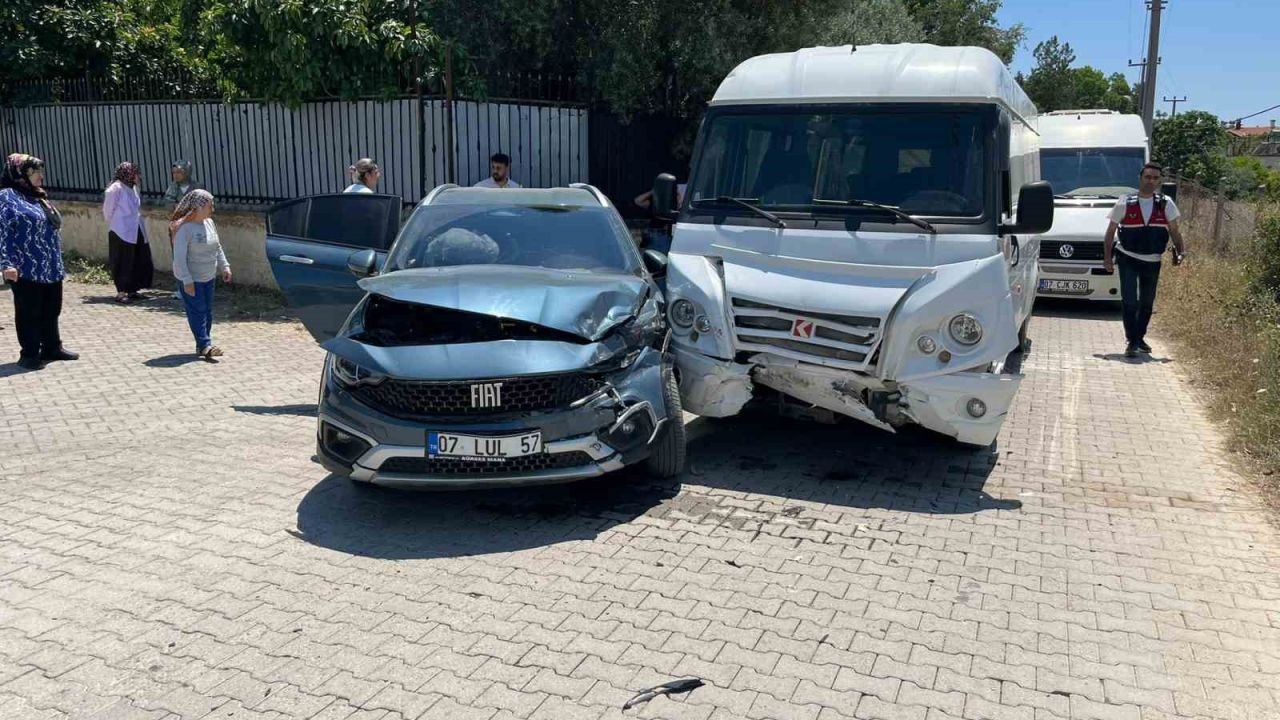 Antalya’da okul servisi otomobille çarpıştı: 7’si anaokulu öğrencisi 9 yaralı