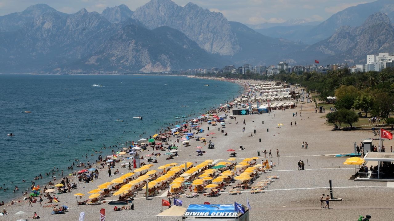 Antalya’da sıcak hava bunalttı