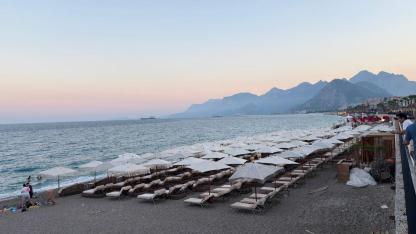 Antalya’da yaz akşamlarının vazgeçilmezi: Konyaaltı Plajı!