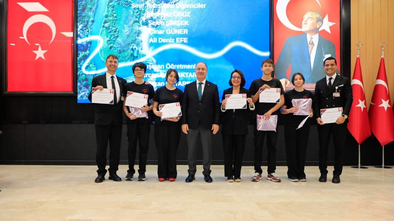 Antalya'da yürütülen projelerde başarılı öğrencilere ödül verildi