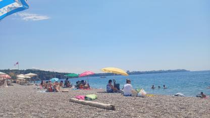 Antalyalılar güzel havanın tadını sahilde çıkarttı!