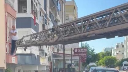 Balkon demirinde mahsur kaldı, itfaiye merdiveniyle kurtarıldı