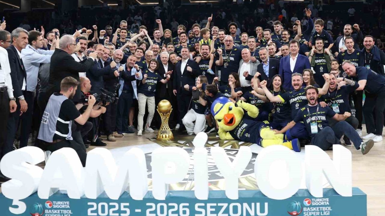 Basketbol Süper Ligi’nde şampiyon Fenerbahçe Beko kupasını aldı