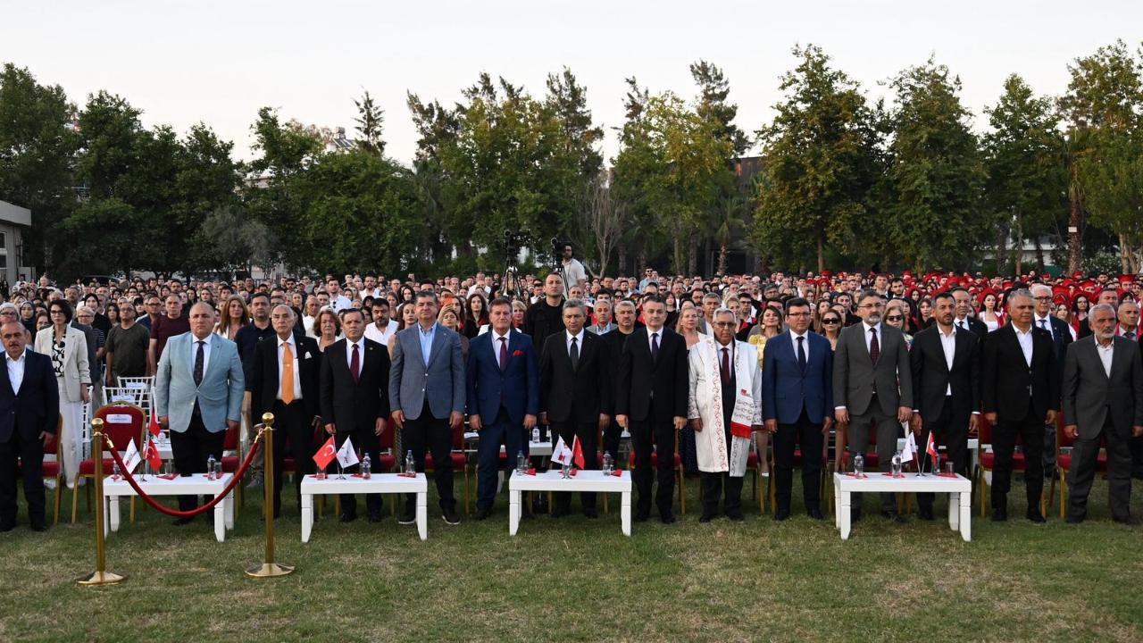 Belek Üniversitesi'nde mezuniyet coşkusu