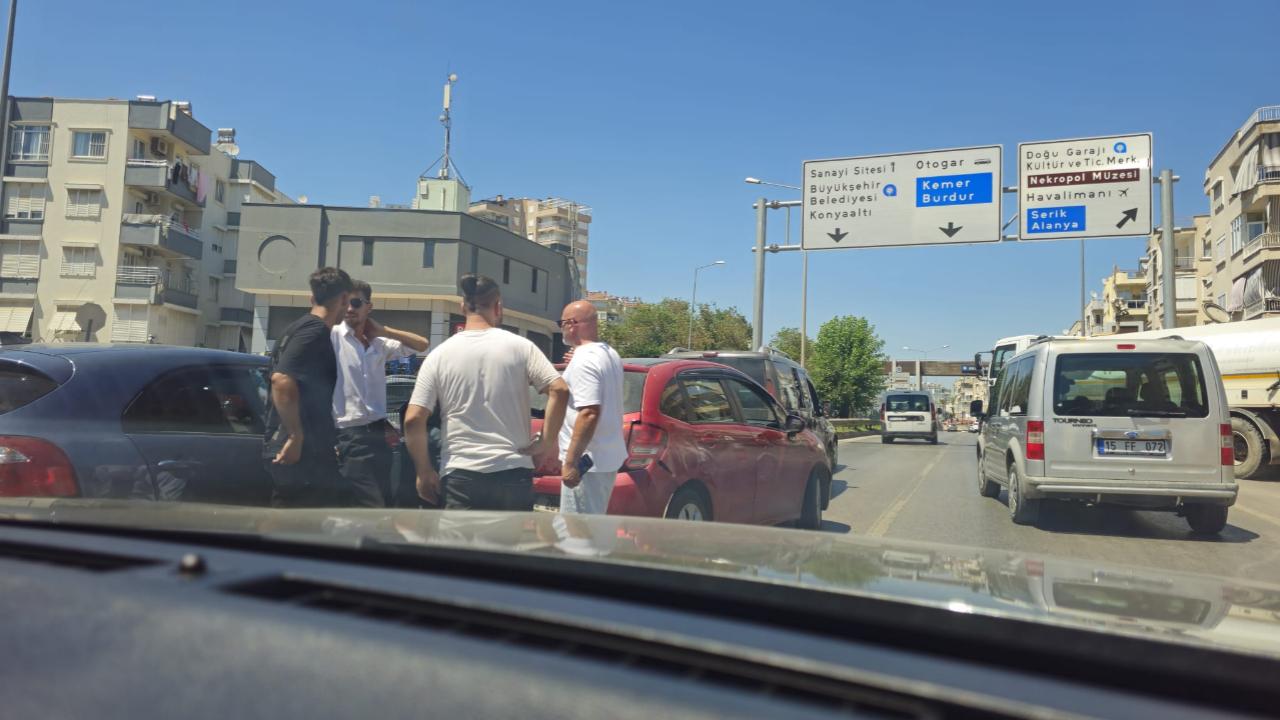 Burhanettin Onat Caddesi'nde zincirleme kaza meydana geldi!