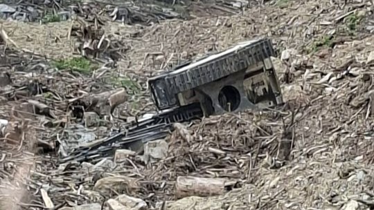 Devrilen iş makinesinin operatörü öldü