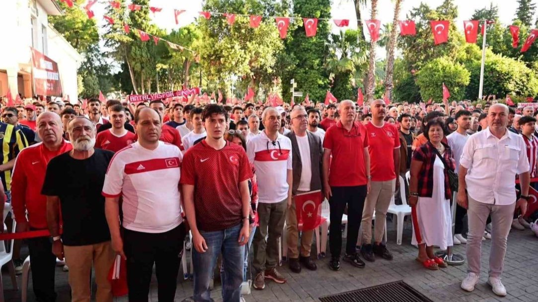 Dokumapark’ta milli heyecan: Antalyalılar Kepez’de dev ekranda buluştu