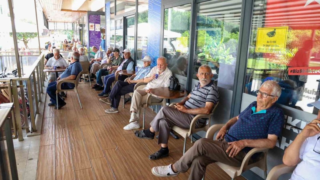 Emeklilere ücretsiz çay ve su ikramıyla kütüphane imkanı