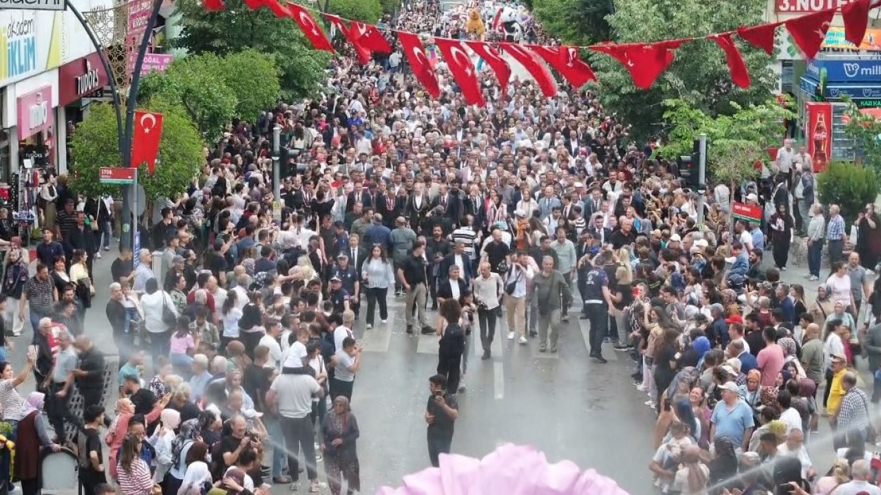 Isparta’da Uluslararası Gül Festivali coşkusu: Binlerce kişi kortejde buluştu