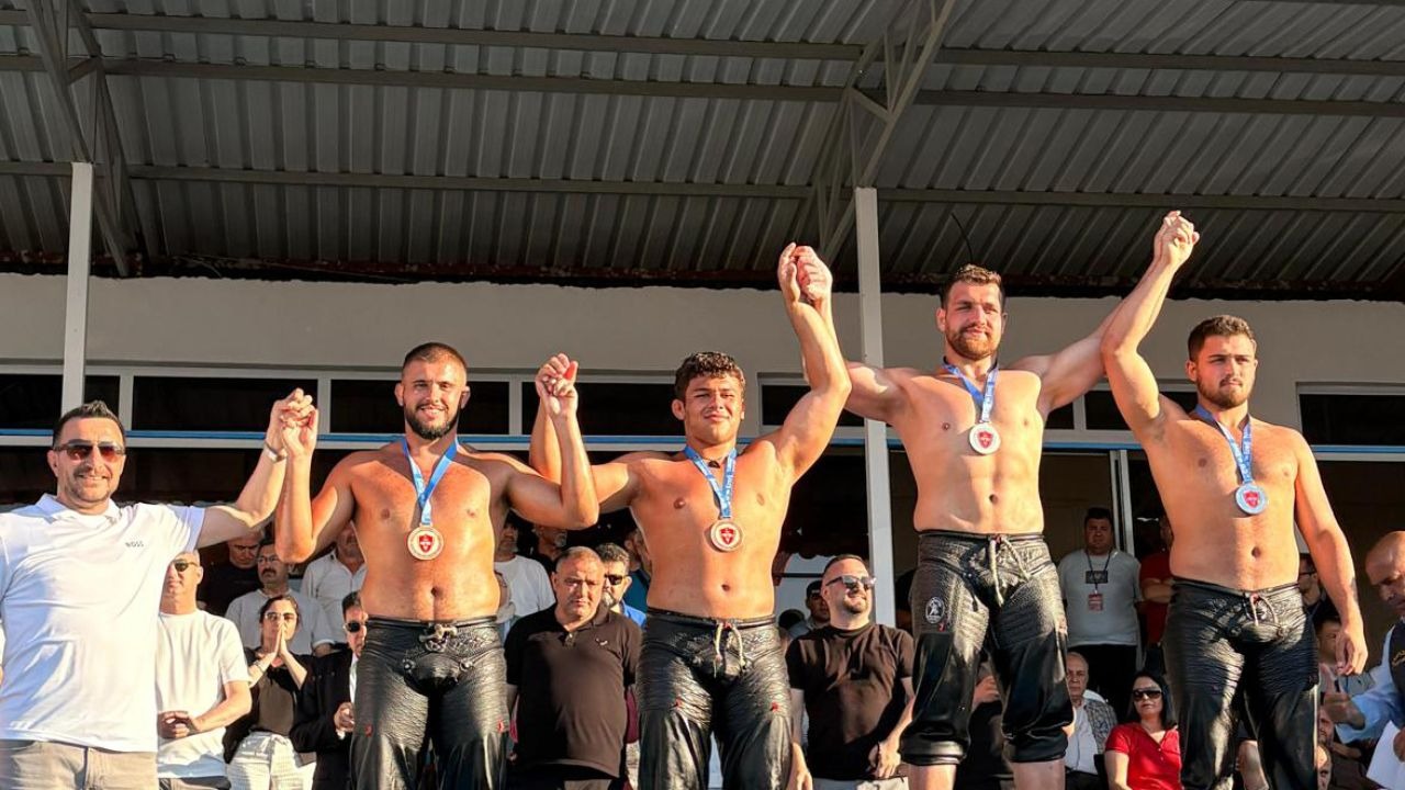 Kemer Belediyesi güreşçileri kürsüye çıktı