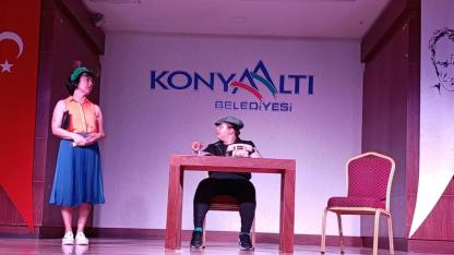 Konyaaltı’da “Deli Bayramı” tiyatro oyunu sahnelendi