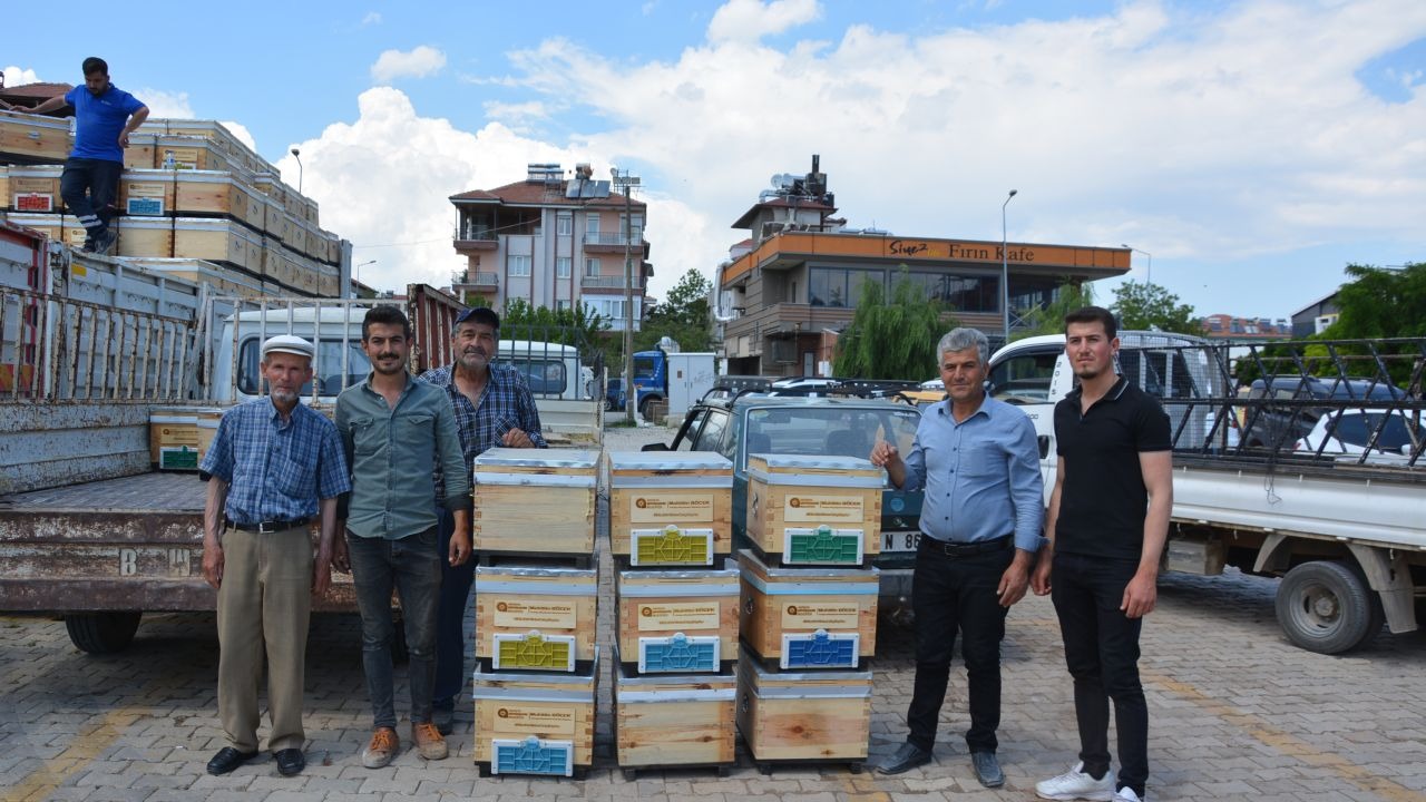 Korkuteli'de üreticilere kovan dağıtımı yapıldı