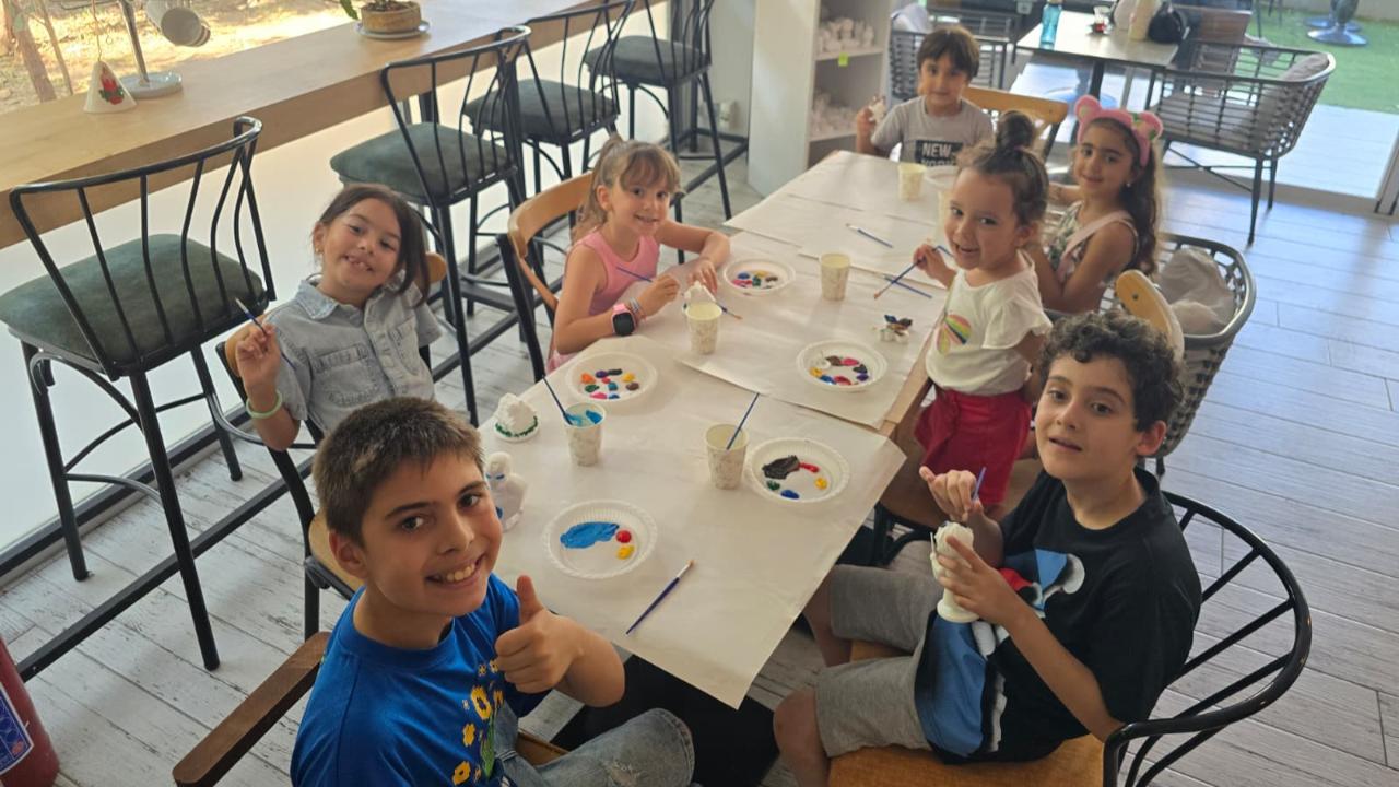 MC Sports Cafe’de anneler kahve içti, çocuklar hayal güçlerini boyadı