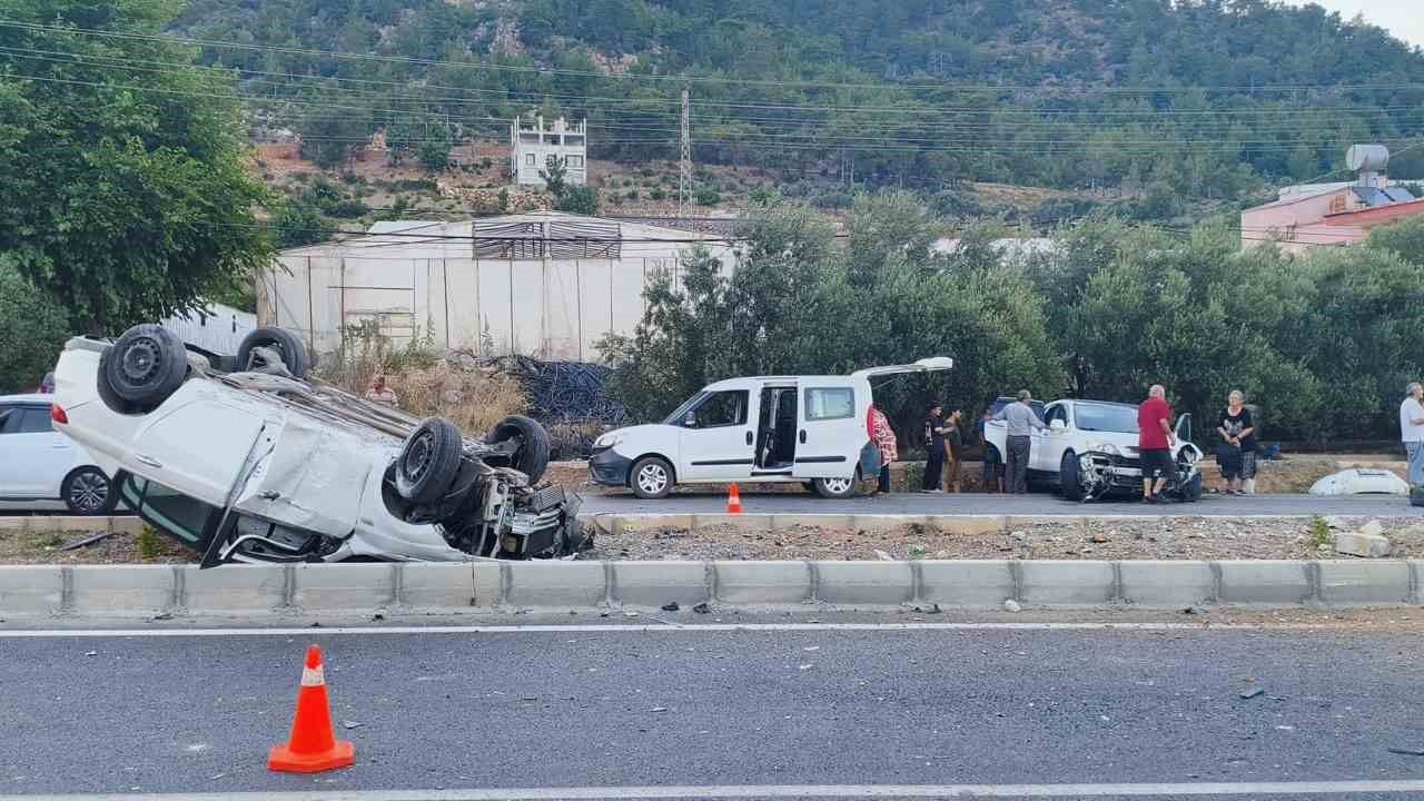 Mersin’de kaza yapan otomobil takla attı: 2 yaralı