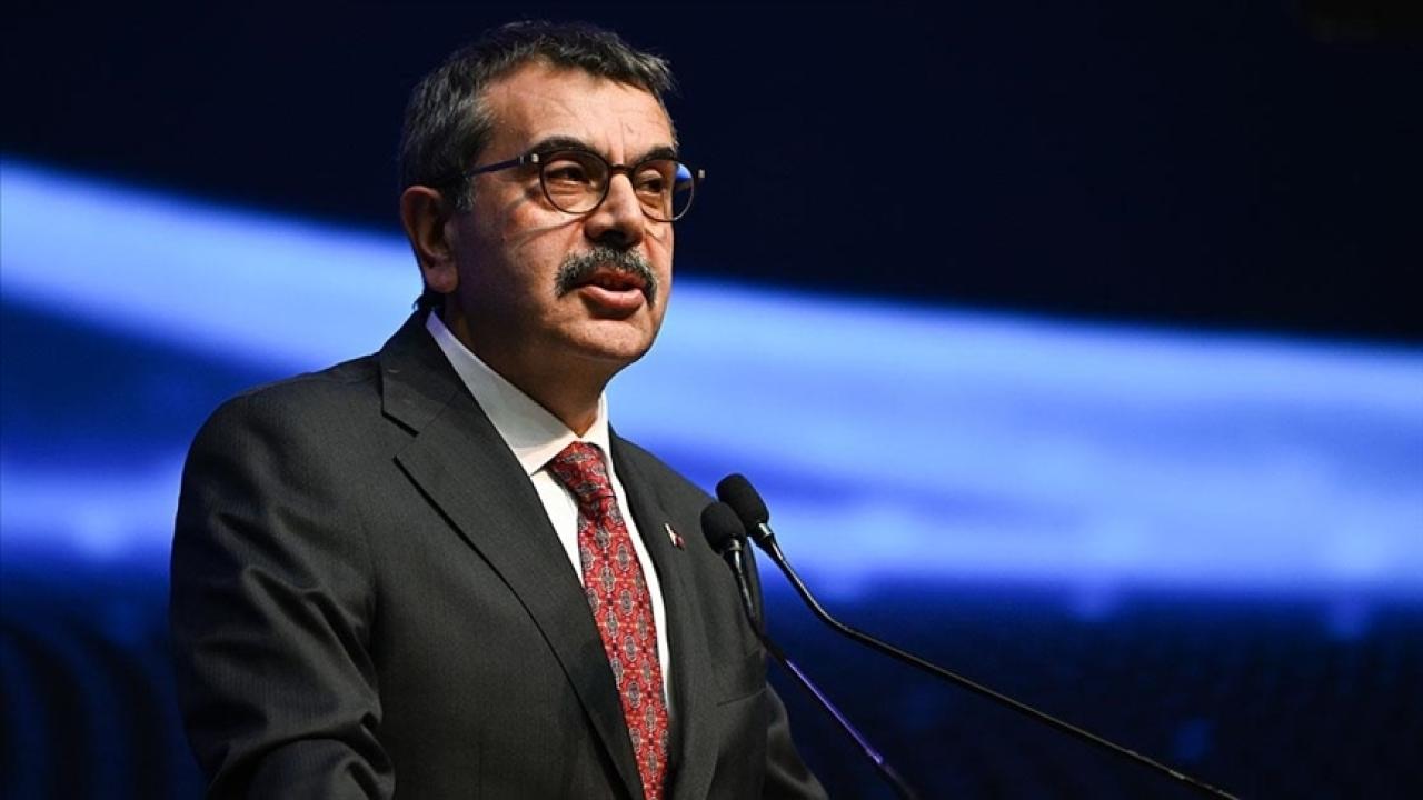 Milli Eğitim Bakanı Yusuf Tekin karne alan öğrencileri tebrik etti!