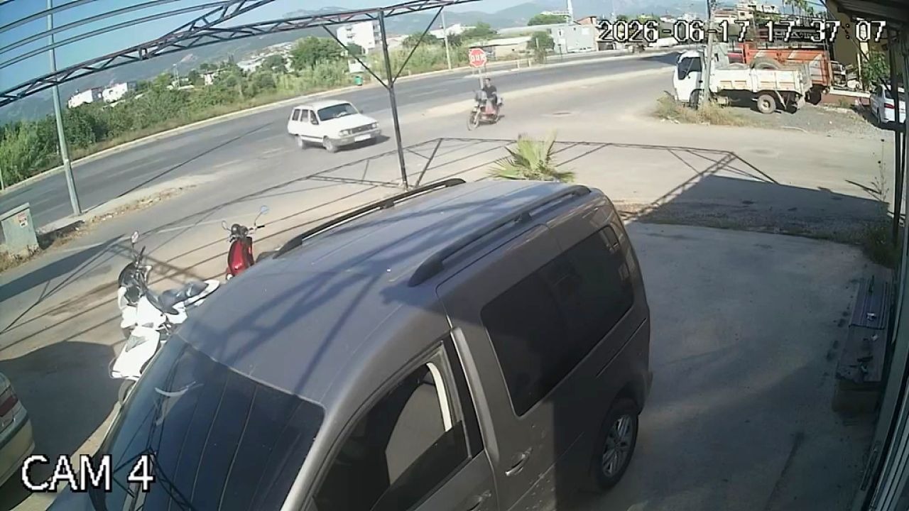 Otomobil ile motosikletin çarpıştığı kaza güvenlik kamerasında