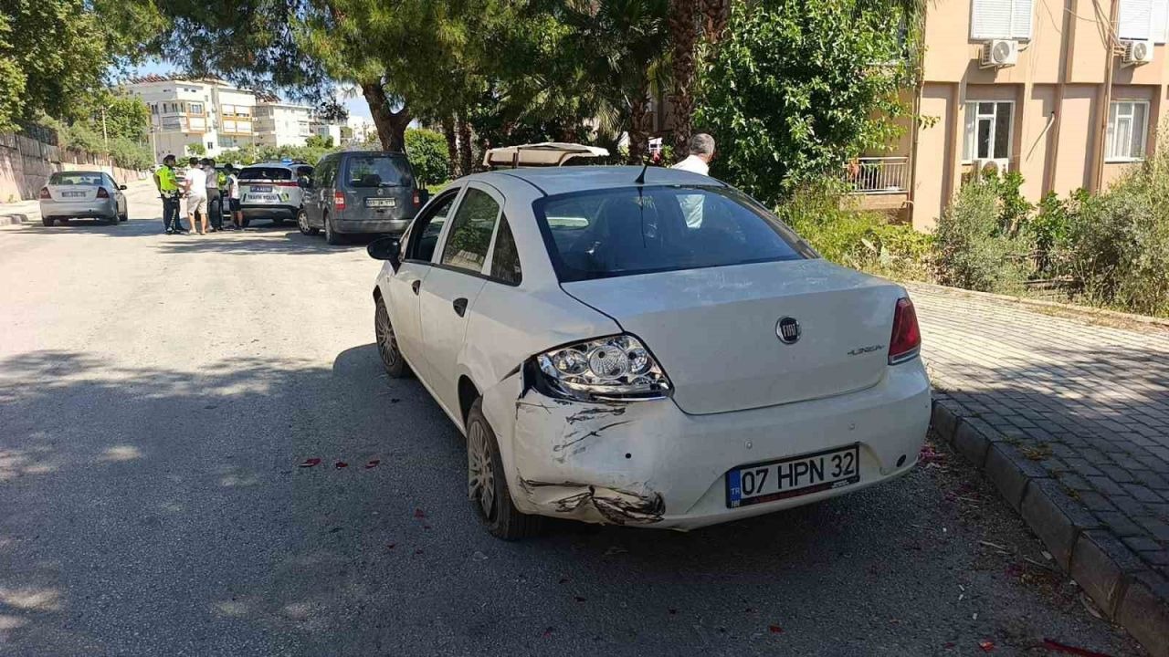Otomobil, park halindeki araca çarptı: 1 yaralı