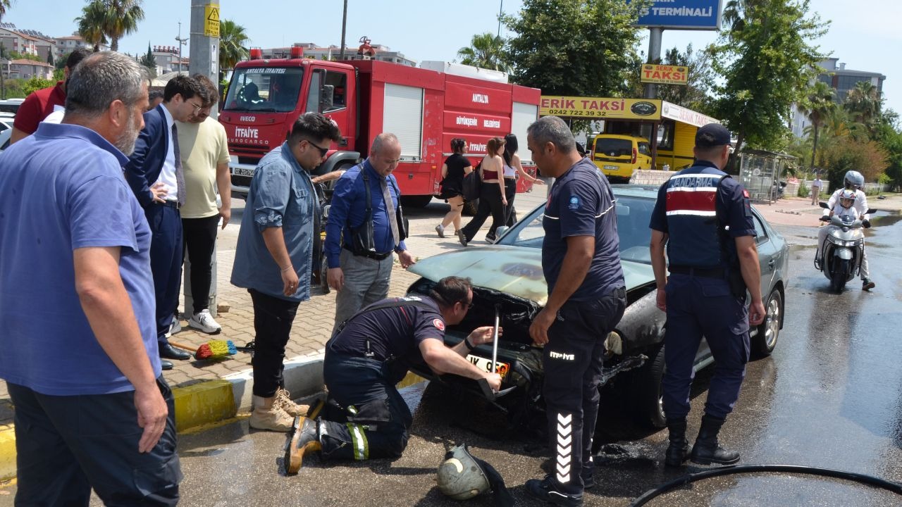 Otomobildeki yangın sulama aracıyla söndürüldü