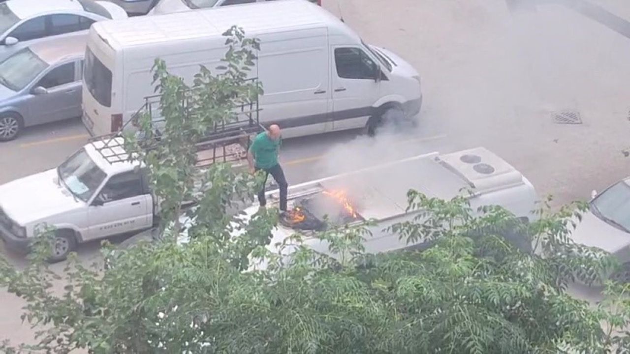 Park halindeki aracın tavanında çıkan yangına vatandaşlar müdahale etti